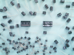 Kondenzátor elektrolytický radiální CE 10u/450V